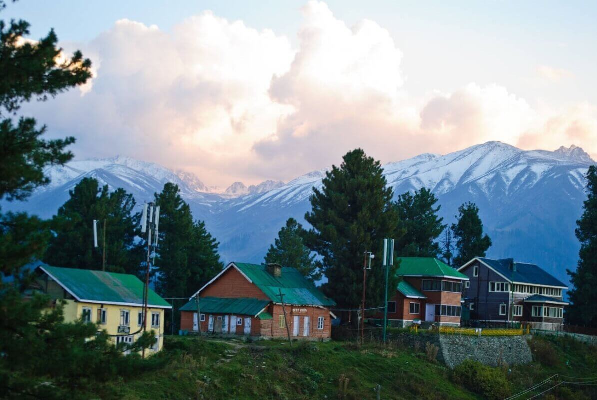 How to Plan to Visit Kashmir in June (With Itinerary)