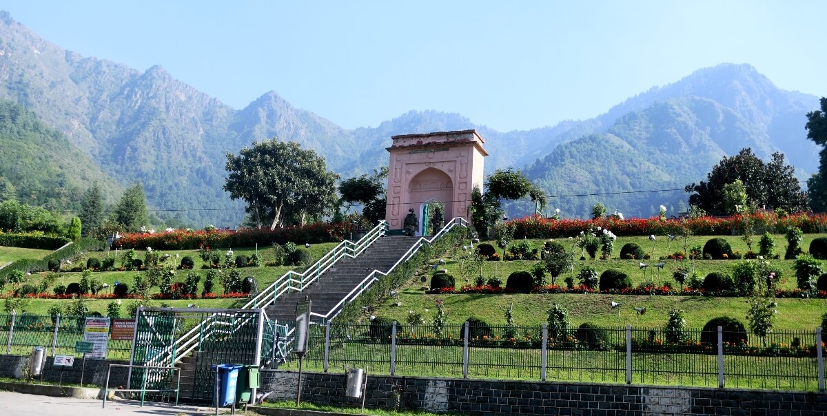 What are the Famous Gardens in Srinagar?