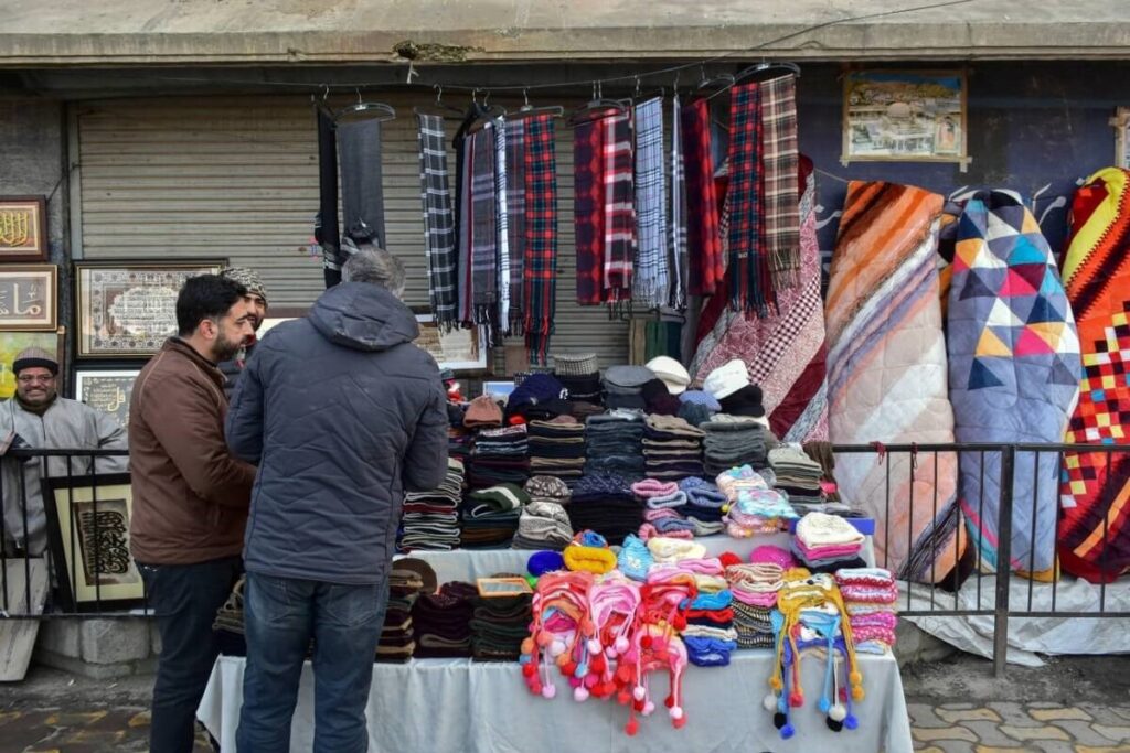 What Kind of Clothes Should I Pack for Gulmarg in April? 